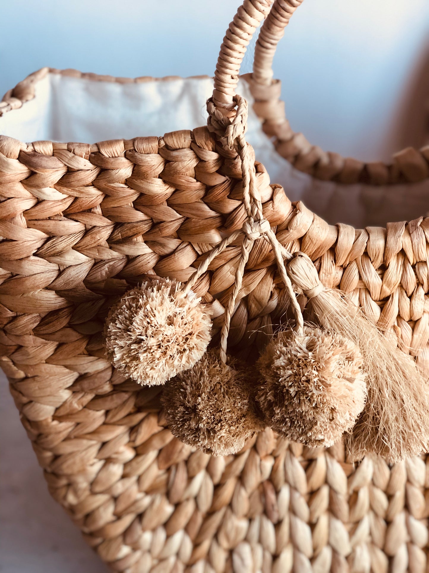 Palmblad tas met raffia bollen