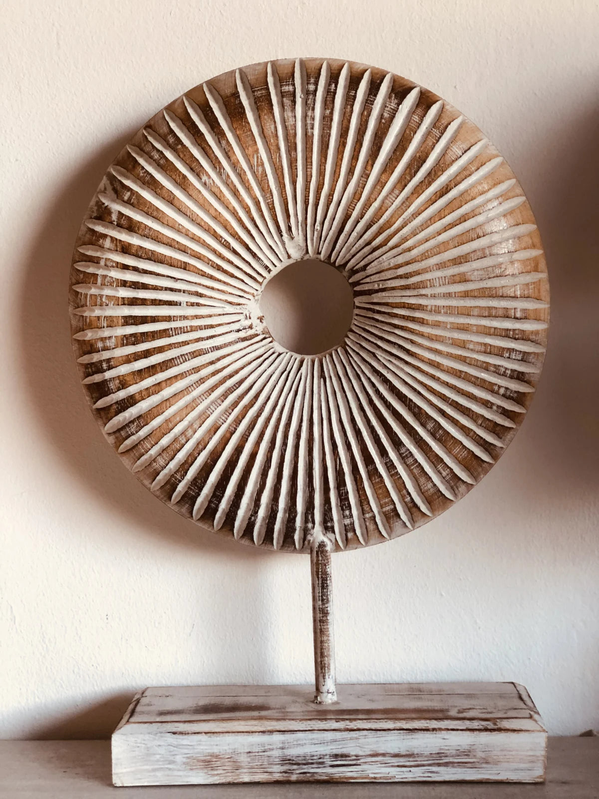 Houten schelp standaard - white wash/bruin