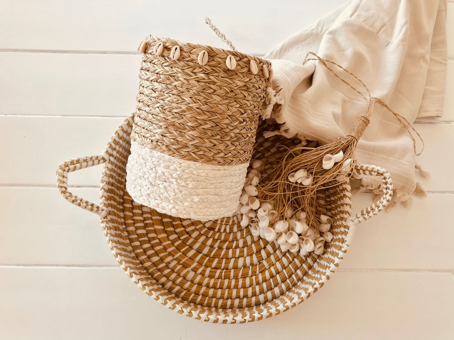 Hangmand Komang met kauri schelpen