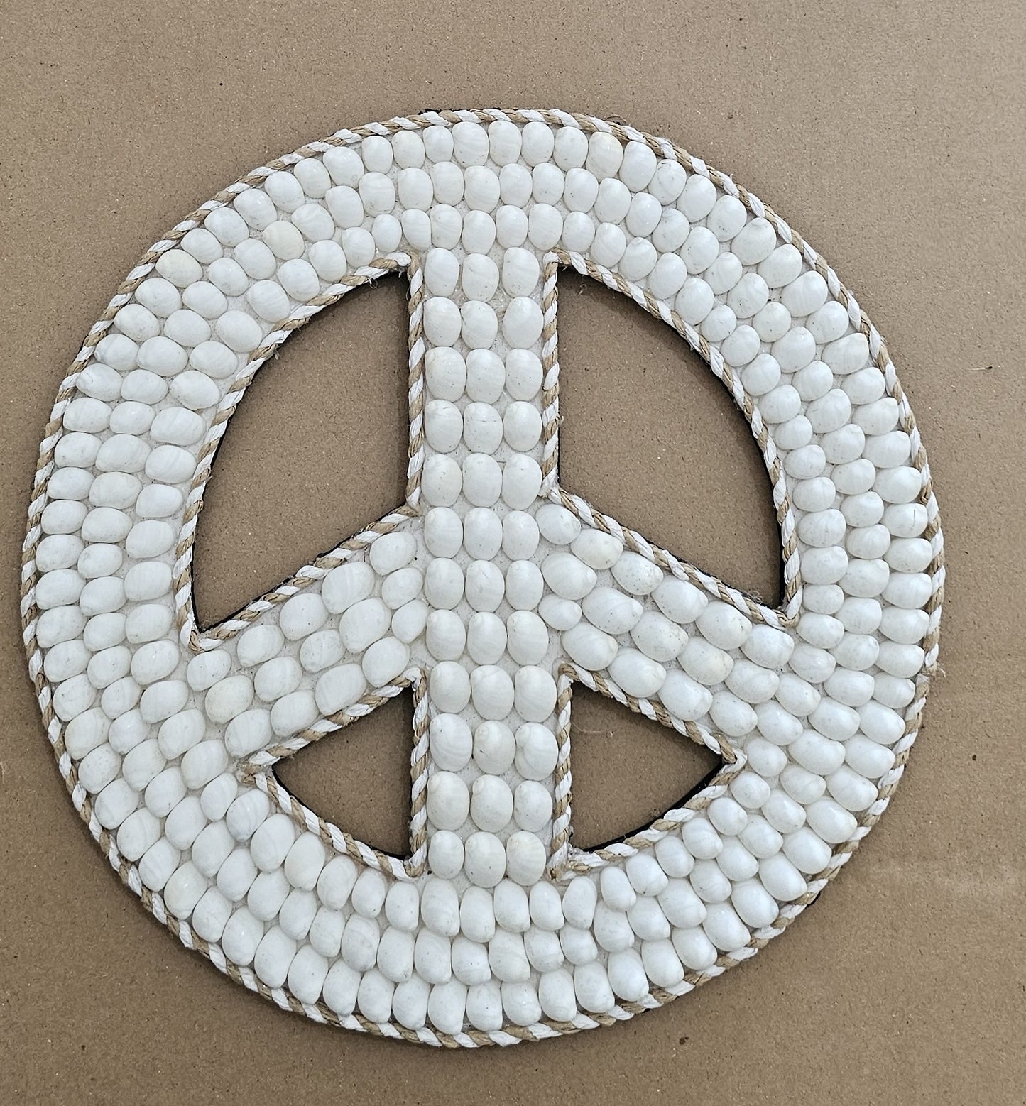 Peace teken witte schelpen