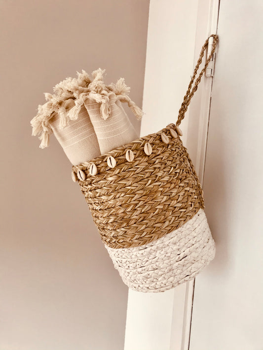 Hangmand Komang met kauri schelpen